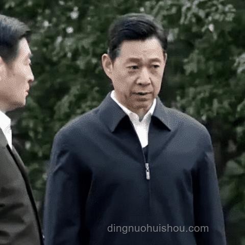 被领导当作「棋子」利用？如何应对职场困境